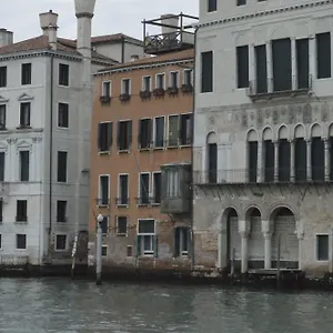 Leon Bianco On The Grand Canal בית הארחה