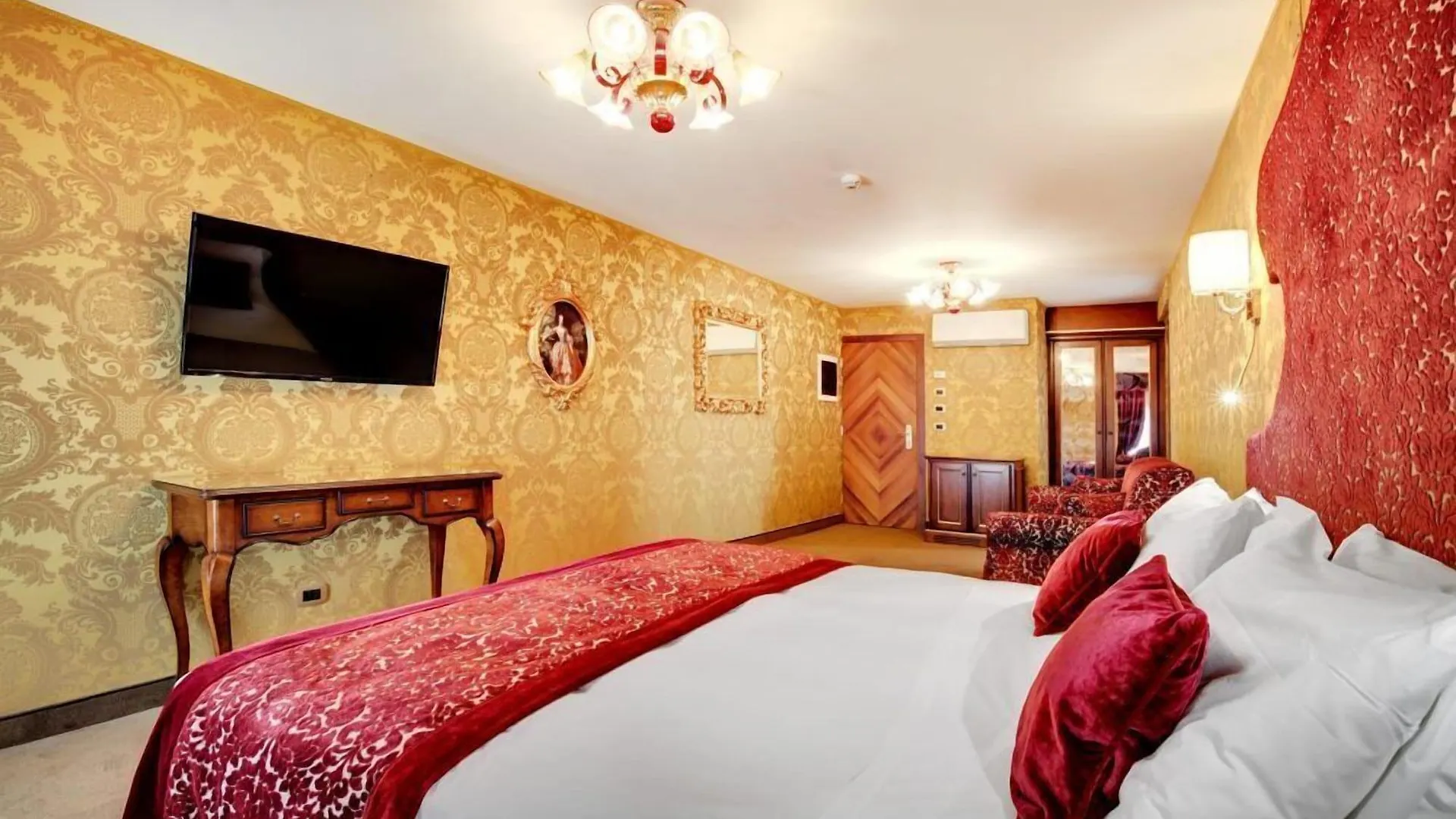 Hotel Casanova Venice 4*,
